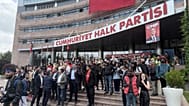Özgür Özel yönetimindeki CHP Genel Merkezi için verilen tahliye kararı gerekçesiyle polis müdahalesi öncesinde / 24 Mayıs 2026