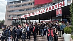 Özgür Özel yönetimindeki CHP Genel Merkezi için verilen tahliye kararı gerekçesiyle polis müdahalesi öncesinde / 24 Mayıs 2026