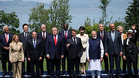 A G7 és más országok vezetői közös fotót készítenek a franciaországi Evian-les-Bainsban tartott G7-csúcson 2026. június 16-án, kedden.