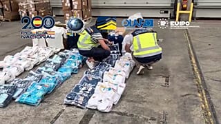 Foto de parte de la incautación de las camisetas realizada por la Policía.