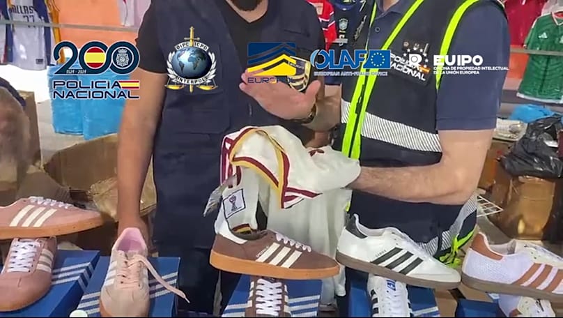 Las zapatillas también formaban parte de las incautaciones.