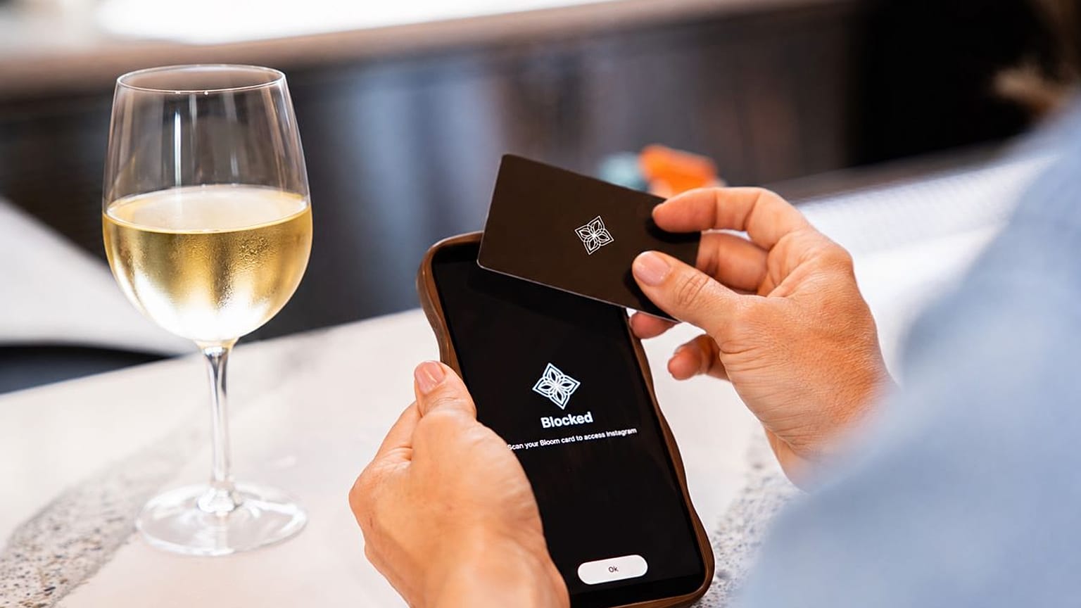 Yotel incite ses clients à quitter les réseaux sociaux pendant son « anti-appy hour »