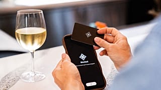 Η YOTEL καλεί τους πελάτες της να αποσυνδεθούν από τα social media κατά τη διάρκεια του “anti-appy hour”