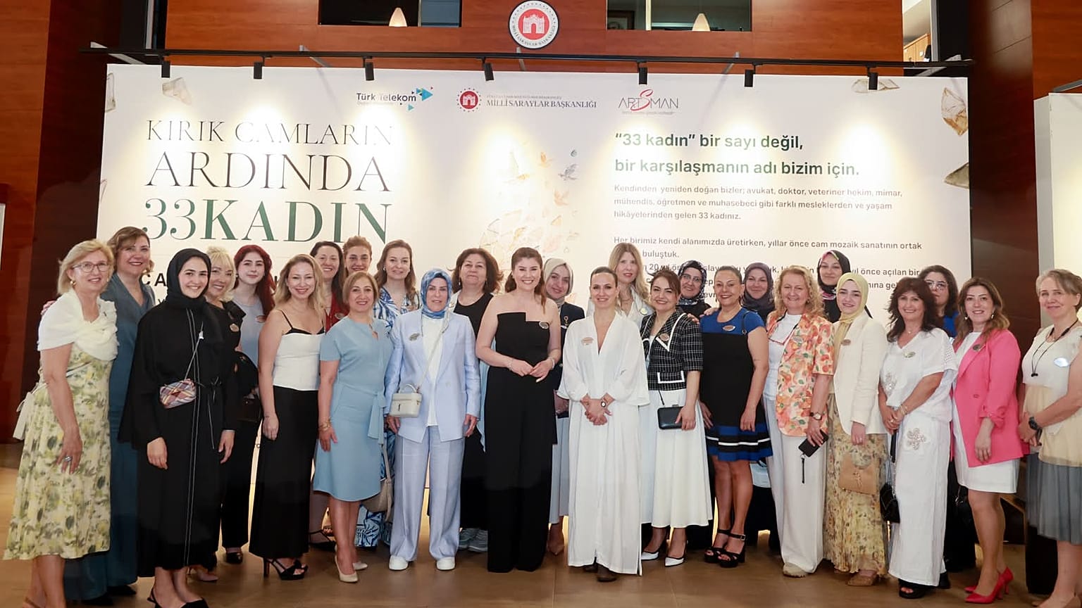 Kırık Camların Ardında: 33 Kadın