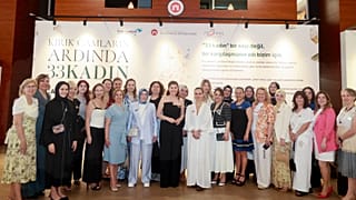 Kırık Camların Ardında: 33 Kadın