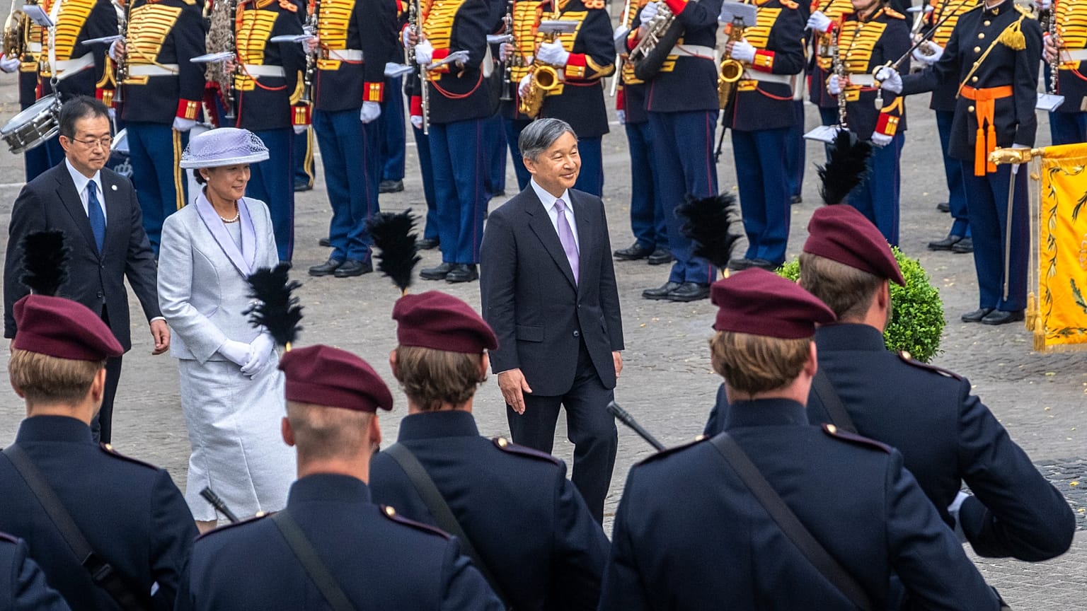 L'empereur japonais Naruhito et l'impératrice Masako lors de la cérémonie de dépôt de gerbe au Monument national sur la place du Dam à Amsterdam