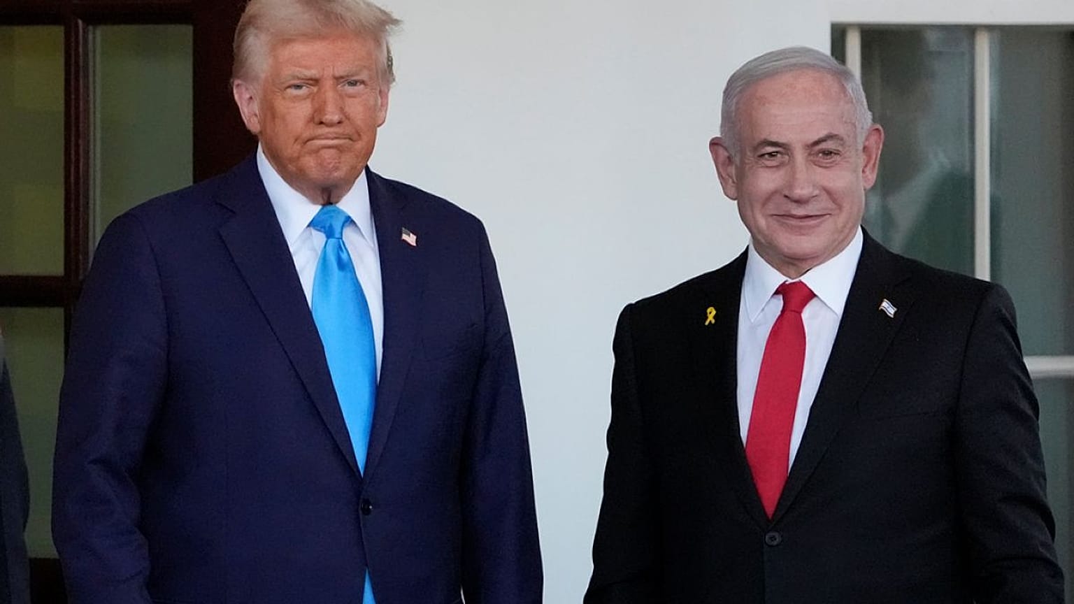 استقبل الرئيس الأميركي دونالد ترامب رئيس الوزراء الإسرائيلي بنيامين نتنياهو لدى وصوله إلى الجناح الغربي للبيت الأبيض، يوم الثلاثاء 4 فبراير/شباط 2025، في واشنطن.