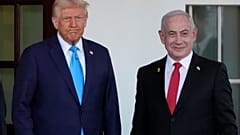 استقبل الرئيس الأميركي دونالد ترامب رئيس الوزراء الإسرائيلي بنيامين نتنياهو لدى وصوله إلى الجناح الغربي للبيت الأبيض، يوم الثلاثاء 4 فبراير/شباط 2025، في واشنطن.