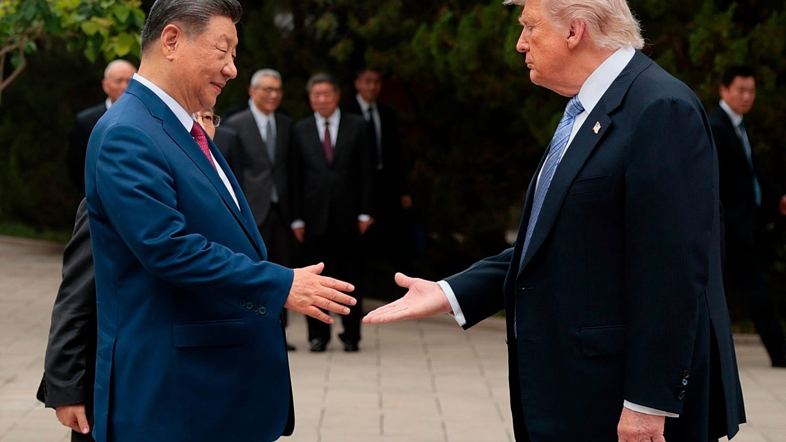 ARCHIVO - El presidente estadounidense Donald Trump, a la derecha, estrecha la mano del presidente chino Xi Jinping al salir tras una visita al Jardín Zhongnanhai en Pekín
