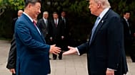 ARCHIVO - El presidente estadounidense Donald Trump, a la derecha, estrecha la mano del presidente chino Xi Jinping al salir tras una visita al Jardín Zhongnanhai en Pekín