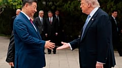 ARCHIVIO - Il presidente statunitense Donald Trump, a destra, stringe la mano al presidente cinese Xi Jinping mentre esce dopo una visita al Giardino Zhongnanhai a Pechino