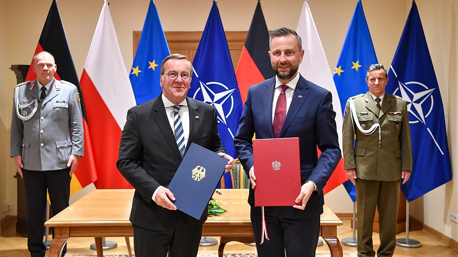 Ministrowie obrony Polski i Niemiec Władysław Kosiniak-Kamysz i Boris Pistorius podpisali w Warszawie nową umowę dwustronną o współpracy obronnej, 17 czerwca 2026 r.