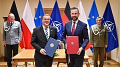 Les ministres polonais et allemand de la Défense, Władysław Kosiniak-Kamysz et Boris Pistorius, ont signé à Varsovie un accord bilatéral de défense, le 17 juin 2026.
