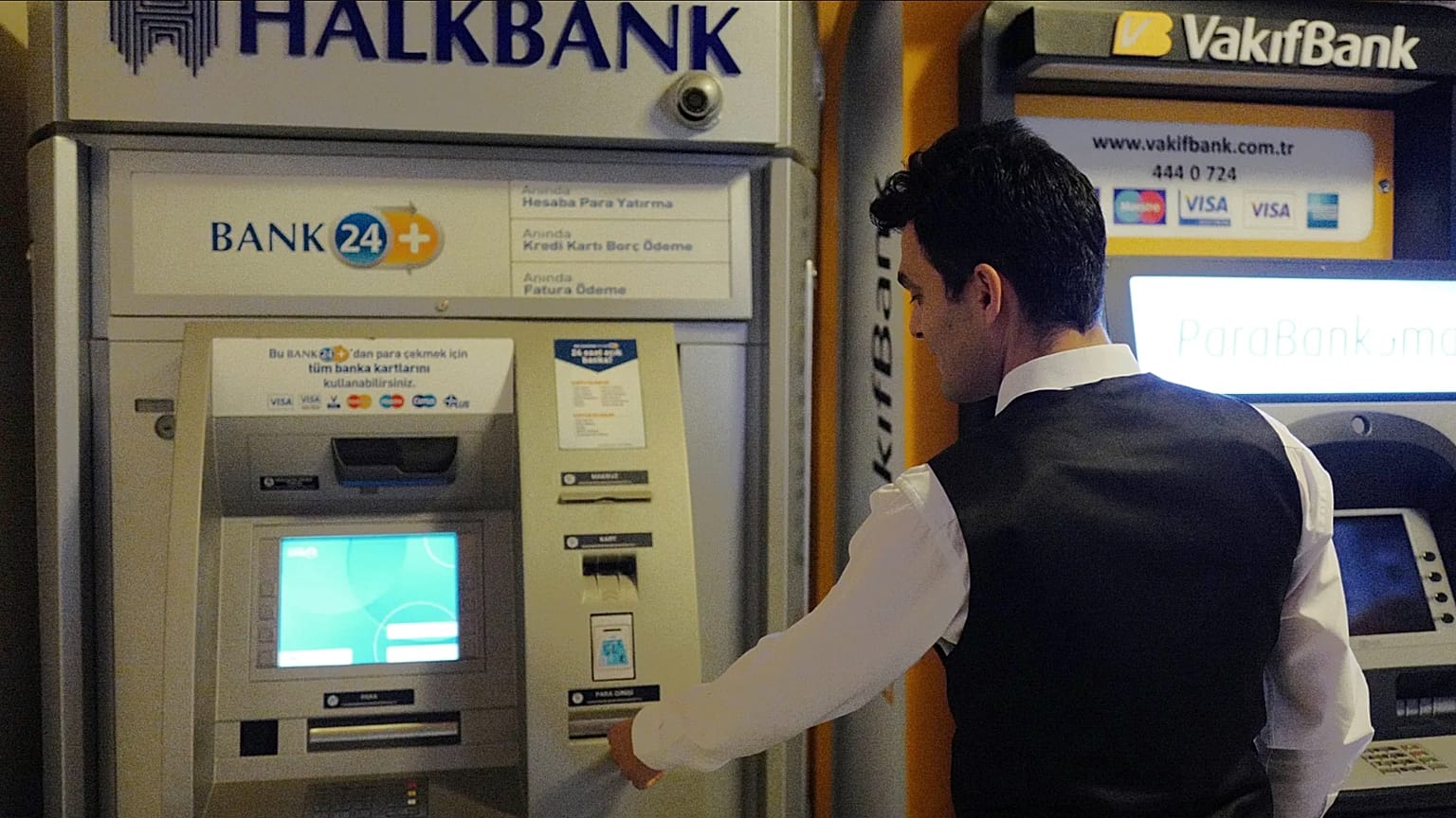 ARŞİV - Ankara'da bir Halkbank ATM'si, 16 Ekim 2019.