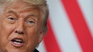  الرئيس الأمريكي دونالد على هامش قمة مجموعة السبع، يوم الأربعاء 17 يونيو/حزيران 2026، في مدينة إيفيان لي بان الفرنسية.