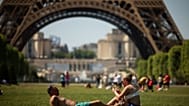Près de la tour Eiffel à Paris, le 27 mai 2026. (AP Photo/Thomas Padilla, archives)
