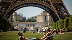 Près de la tour Eiffel à Paris, le 27 mai 2026. (AP Photo/Thomas Padilla, archives)