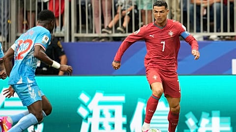 Cristiano Ronaldo, de Portugal, controla el balón mientras Chancel Mbemba, de la RDC, defiende durante el partido del Grupo K del Mundial