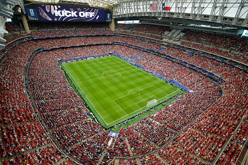 Os jogadores encontram-se em campo no Estádio de Houston antes do jogo do Grupo K do Campeonato do Mundo de Futebol entre Portugal e o Congo