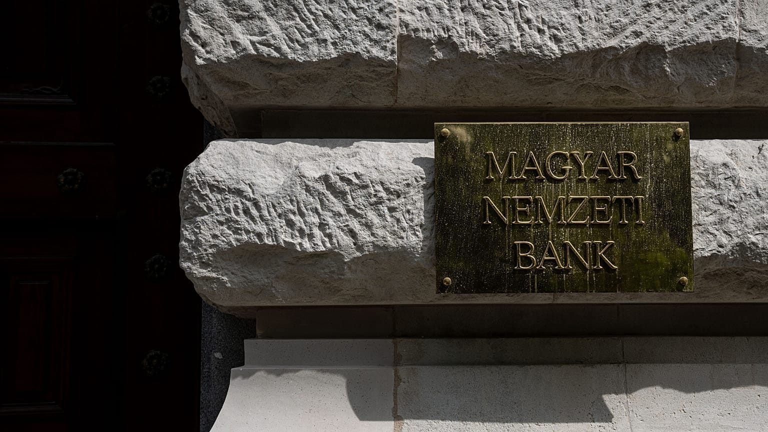 Felirat a Magyar Nemzeti Bank épületén az V. kerületi Szabadság téren 2026. április 26-án.