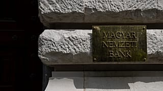 Felirat a Magyar Nemzeti Bank épületén az V. kerületi Szabadság téren 2026. április 26-án.
