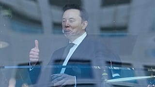 Elon Musk gestures as he walks through a hallway inside the US District Court in Oakland, 29 April, 2026
