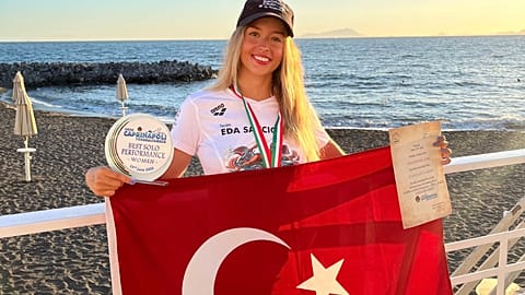 İtalya'da elde ettiği tarihi başarının ardından milli yüzücü Eda Savcıgil, Türk bayrağı ile poz veriyor.