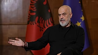Ο Αλβανός πρωθυπουργός Έντι Ράμα μιλάει κατά τη διάρκεια συνέντευξης στα Τίρανα, 9 Ιουνίου 2026