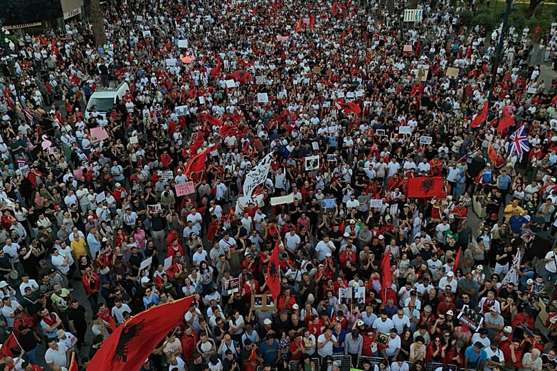 Manifestanti partecipano a una manifestazione a Tirana, 13 giugno 2026