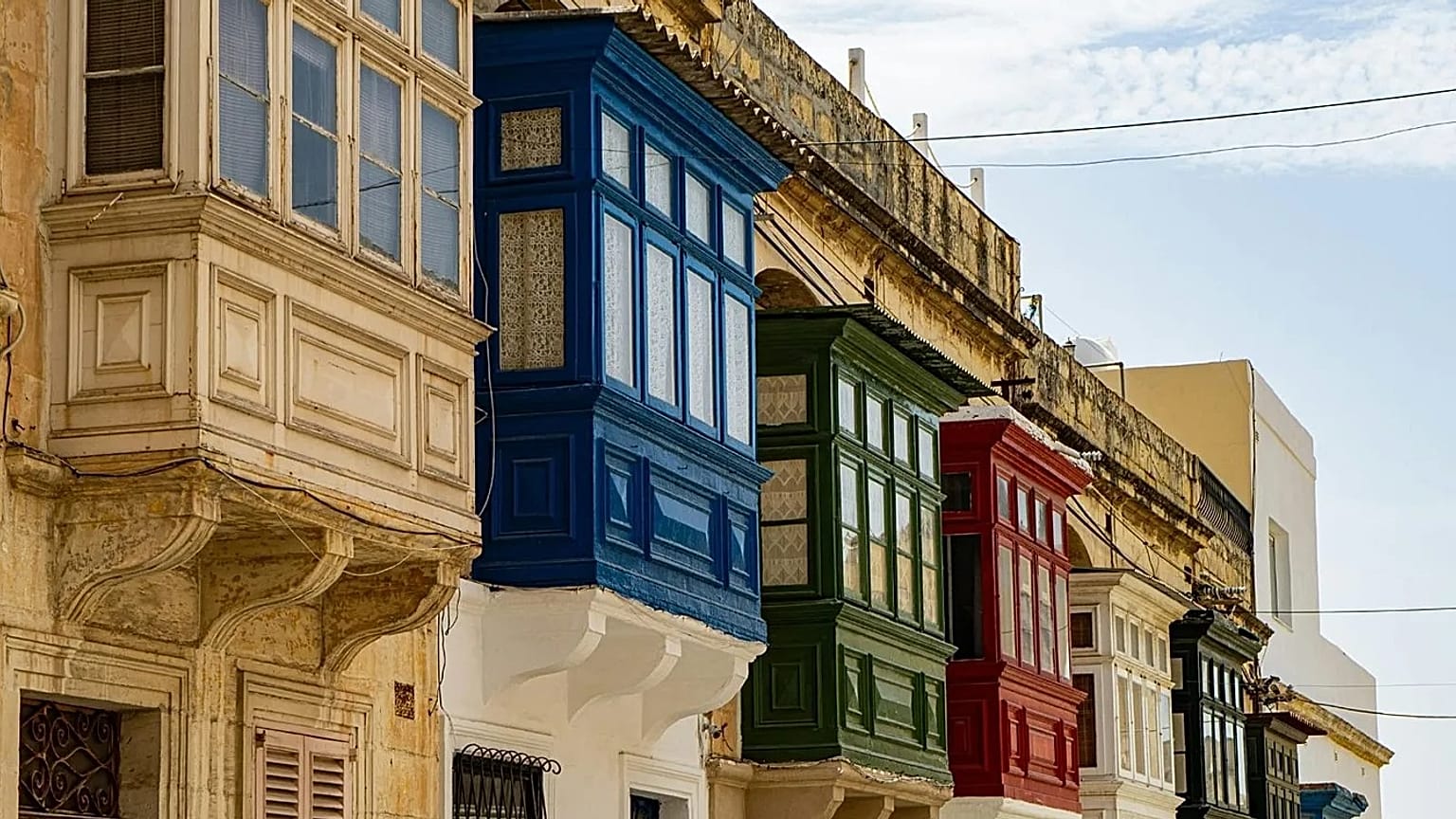 Varandas tradicionais coloridas na rua Malta