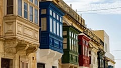 Яркие традиционные балконы на улице Мальта