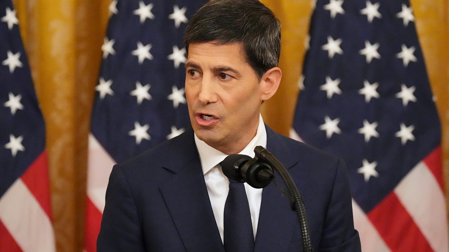 Kevin Warsh, Vorsitzender der US-Notenbank, spricht während seiner Vereidigung im Ostsaal des Weißen Hauses am Freitag, 22. Mai 2026, in Washington.