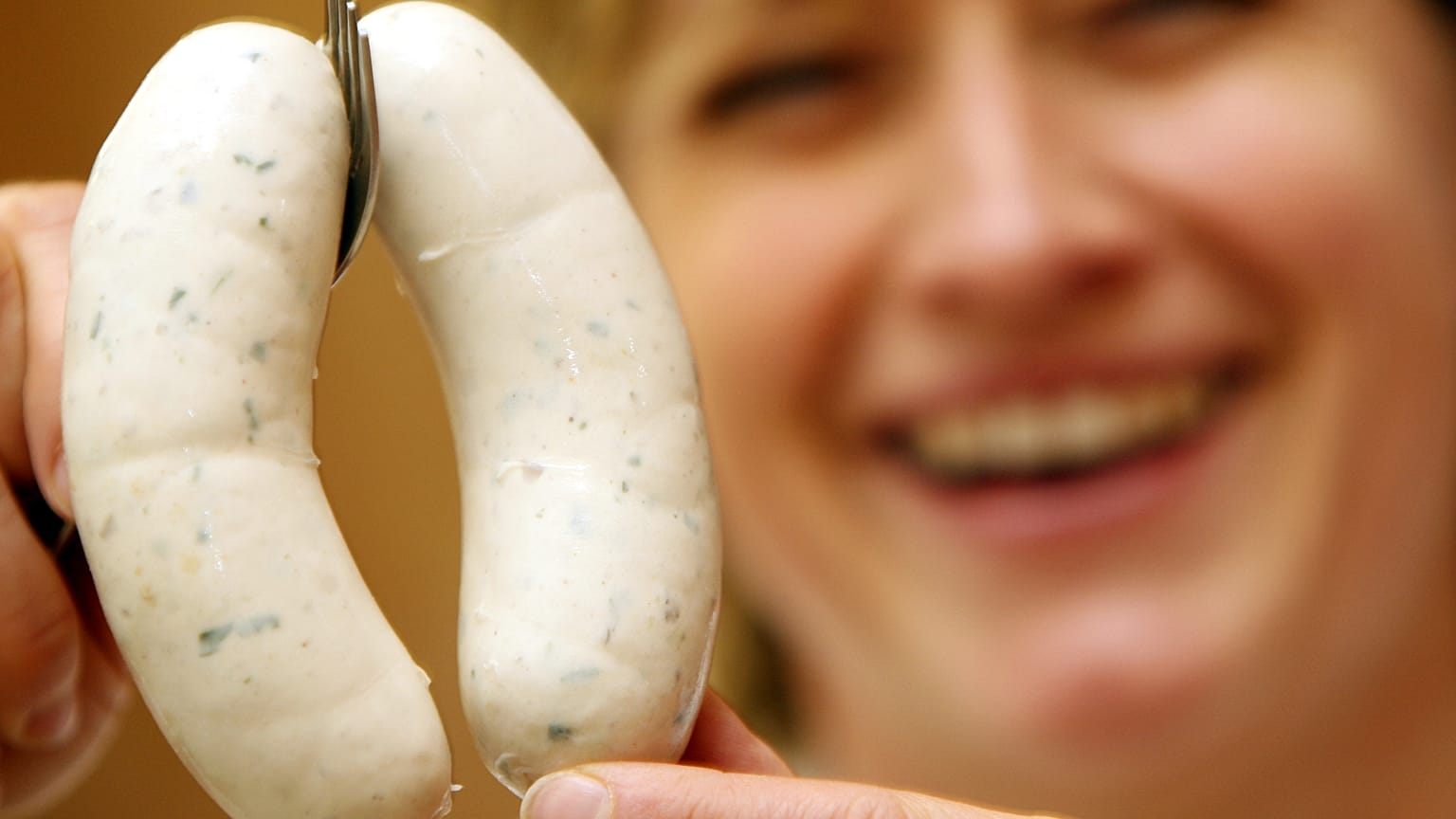 In einem Forschungsprojekt ersetzen Studierende einen Teil Fett in der Weißwurst mit Insektenmehl.