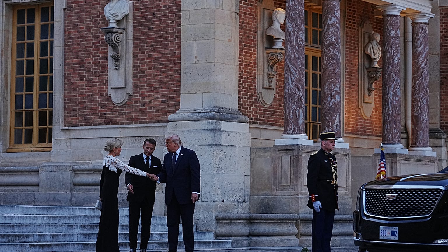 Donald Trump amerikai elnököt Emmanuel Macron francia elnök és felesége, Brigitte Macron fogadja, amikor megérkezik a Versailles-i kastélyba.