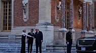 Il presidente statunitense Donald Trump viene accolto dal presidente francese Emmanuel Macron e dalla première dame Brigitte Macron al suo arrivo alla reggia di Versailles