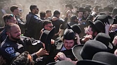 Ультраортодоксальные еврейские мужчины вступают в стычку с полицией во время акции протеста против призыва в армию
