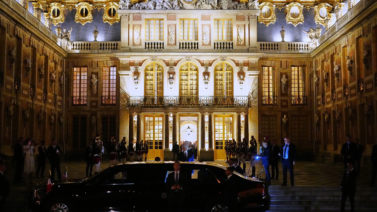 Trump autója a versailles-i kastély bejáratánál, június 18-án