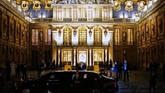 Trump autója a versailles-i kastély bejáratánál, június 18-án