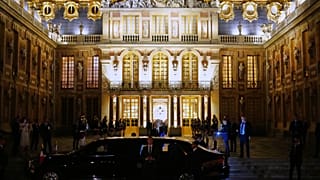 Trump autója a versailles-i kastély bejáratánál, június 18-án