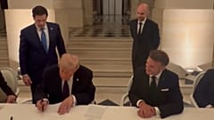 Fermo immagine del video di Emmanuel Macron con la firma di Trump all'accordo con l'Iran