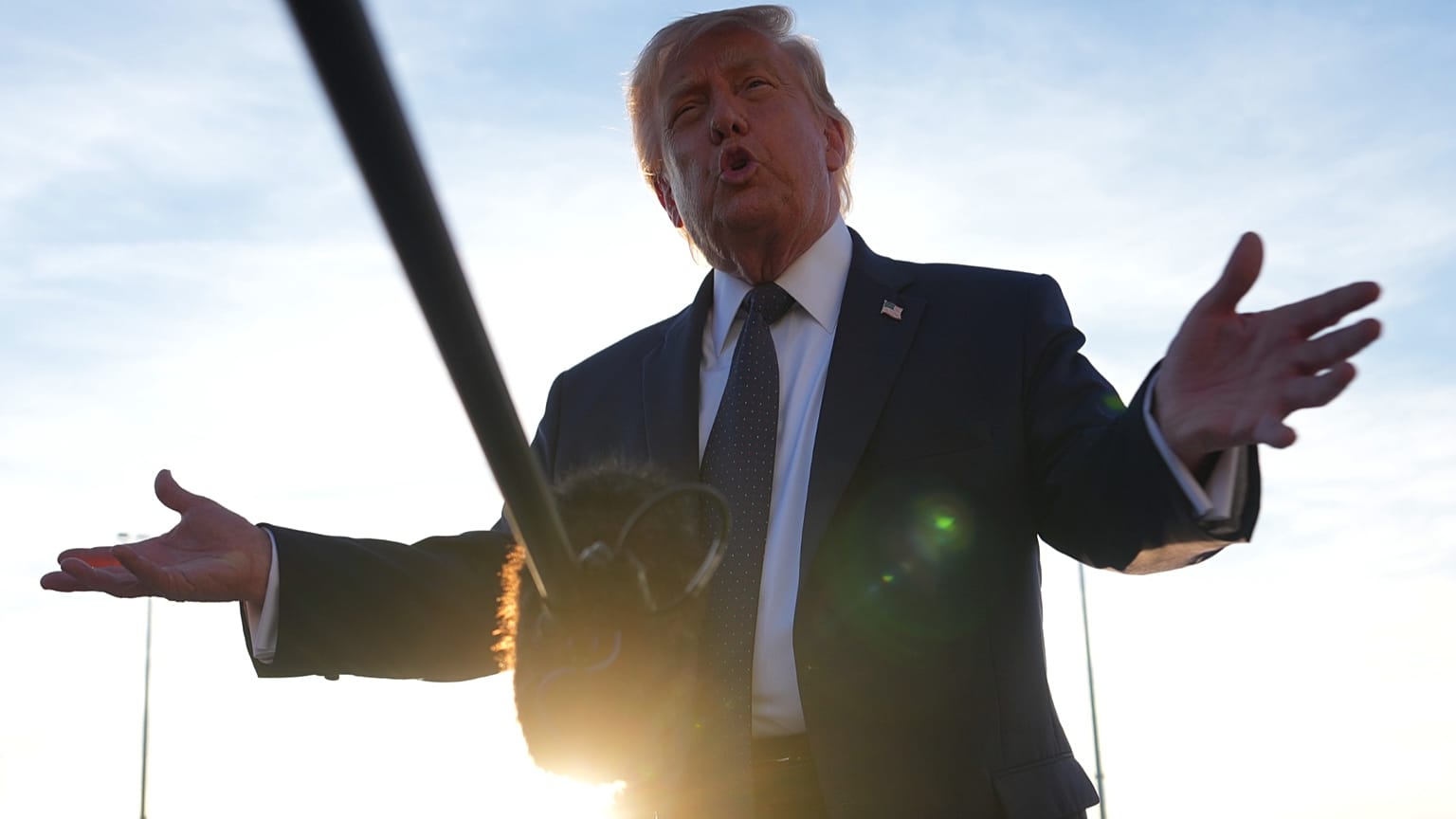 El presidente de Estados Unidos habla con los medios tras desembarcar del Air Force One en el aeropuerto de París Orly, el miércoles 17 de junio de 2026, en Orly, Francia.