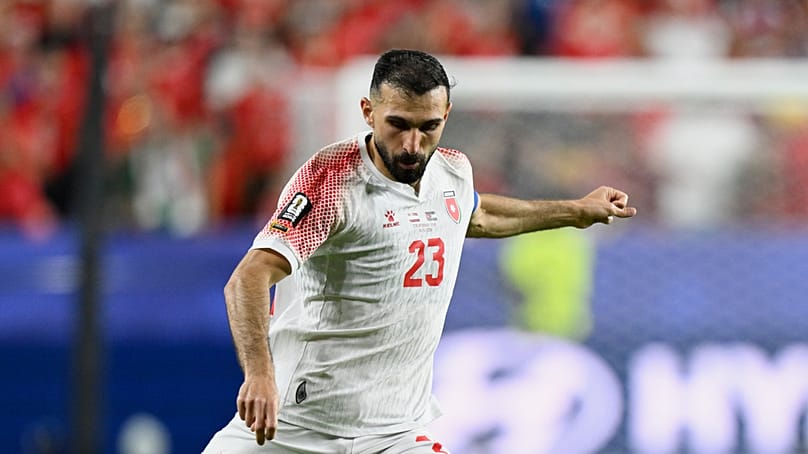 A jordán Ehsan Haddad rúgja a labdát az Ausztria–Jordánia világbajnoki J csoportmérkőzésen a kaliforniai Santa Clarában, San Francisco közelében, 2026. június 16-án, kedden