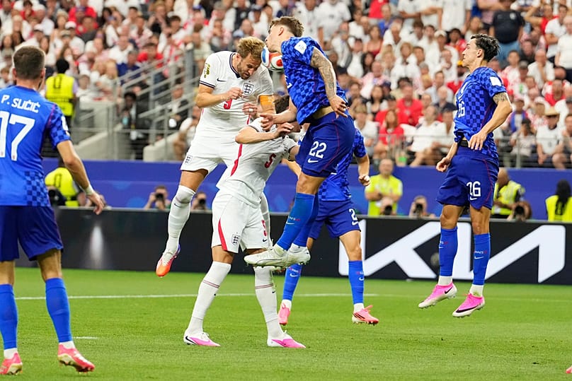 Az angol Harry Kane fejjel a kapuba juttatja a labdát az Anglia–Horvátország világbajnoki L csoportmérkőzésen Arlingtonban, Dallas közelében, 2026. június 17-én, szerdán