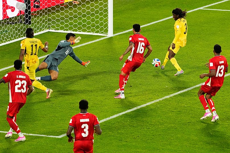 A ghánai Caleb Yirenkyi megszerzi a vezetést Panama kapusa, Orlando Mosquera mellett a Ghána–Panama világbajnoki L csoportmérkőzésen Torontóban, 2026. június 17-én, szerdán