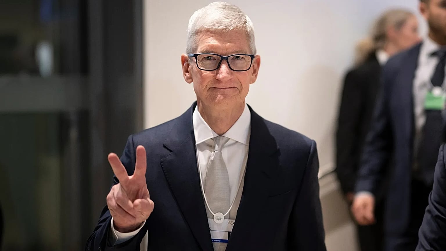 Archív felvétel: Tim Cook, az Apple vezérigazgatója győzelmi jelet mutat a fotósnak a WEF 56. éves davosi ülésszakának folyosóján. 2026. jan. 20.