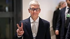 Архивное фото: гендиректор Apple Тим Кук показывает фотографу жест победы в кулуарах 56-го ежегодного заседания ВЭФ в Давосе, Швейцария, 20 января 2026 года