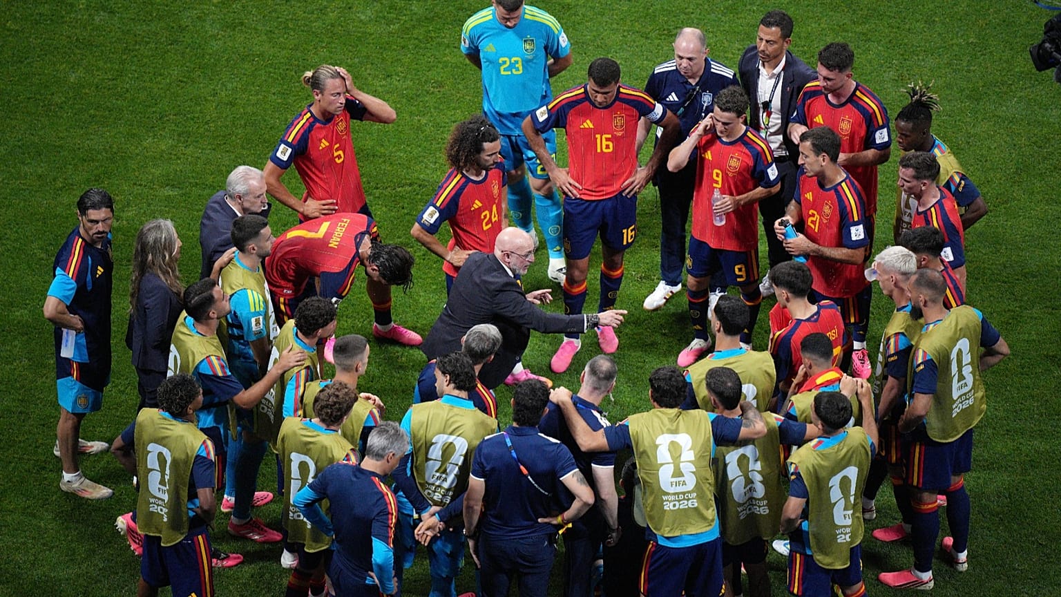 Luis de la Fuente conversa con los jugadores durante una pausa en el partido del Grupo H entre España y Cabo Verde en Atlanta, el 15 de junio de 2026.