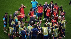 Luis de la Fuente conversa con los jugadores durante una pausa en el partido del Grupo H entre España y Cabo Verde en Atlanta, el 15 de junio de 2026.