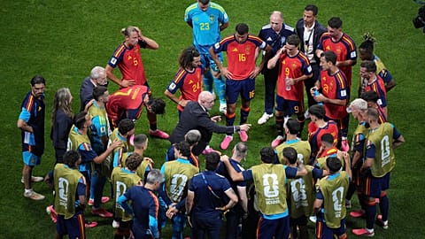 Luis de la Fuente fala com os jogadores durante uma pausa no jogo do Grupo H entre Espanha e Cabo Verde em Atlanta, em 15 de junho de 2026.