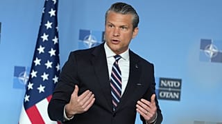 Sekretarz obrony USA Pete Hegseth przemawia podczas oświadczenia dla prasy po przybyciu na spotkanie ministrów obrony NATO w siedzibie Sojuszu w Brukseli, w czwartek.